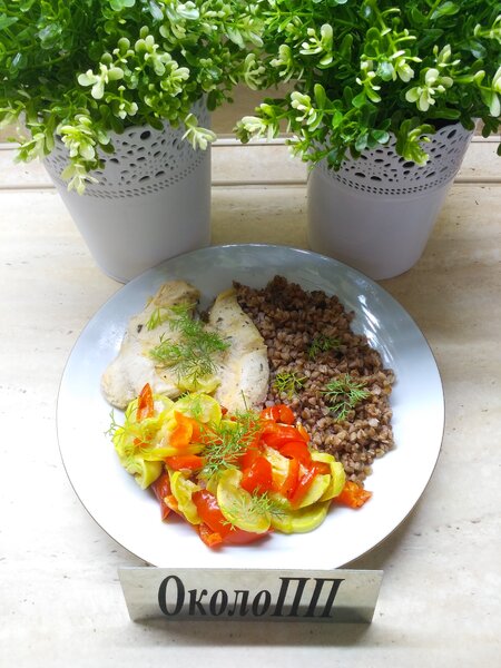 Обед: гречка с курицей и овощами