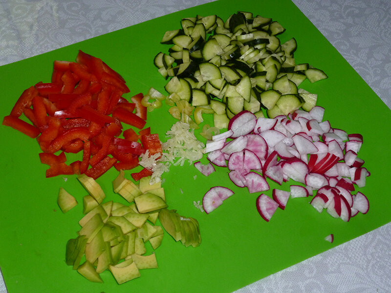 Свежие овощи, авокадо и чеснок