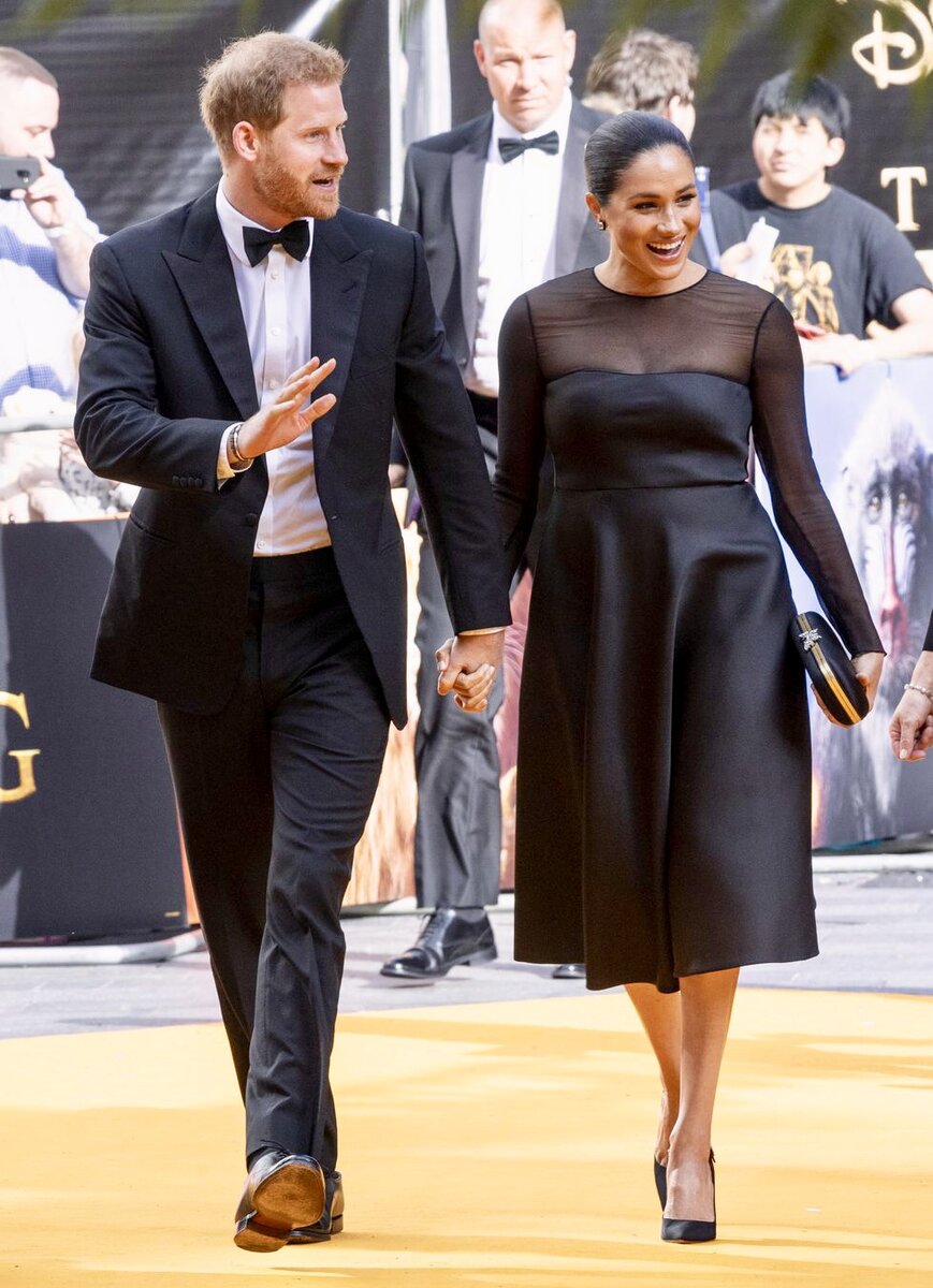 Есть ощущение, что платье испытывает огромное давление и грозится лопнуть в районе груди 