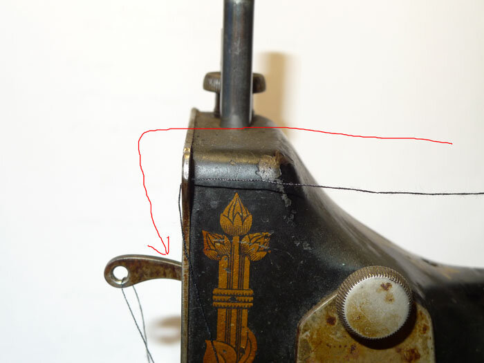 Как правильно заправить нить в стандартную швейную машину