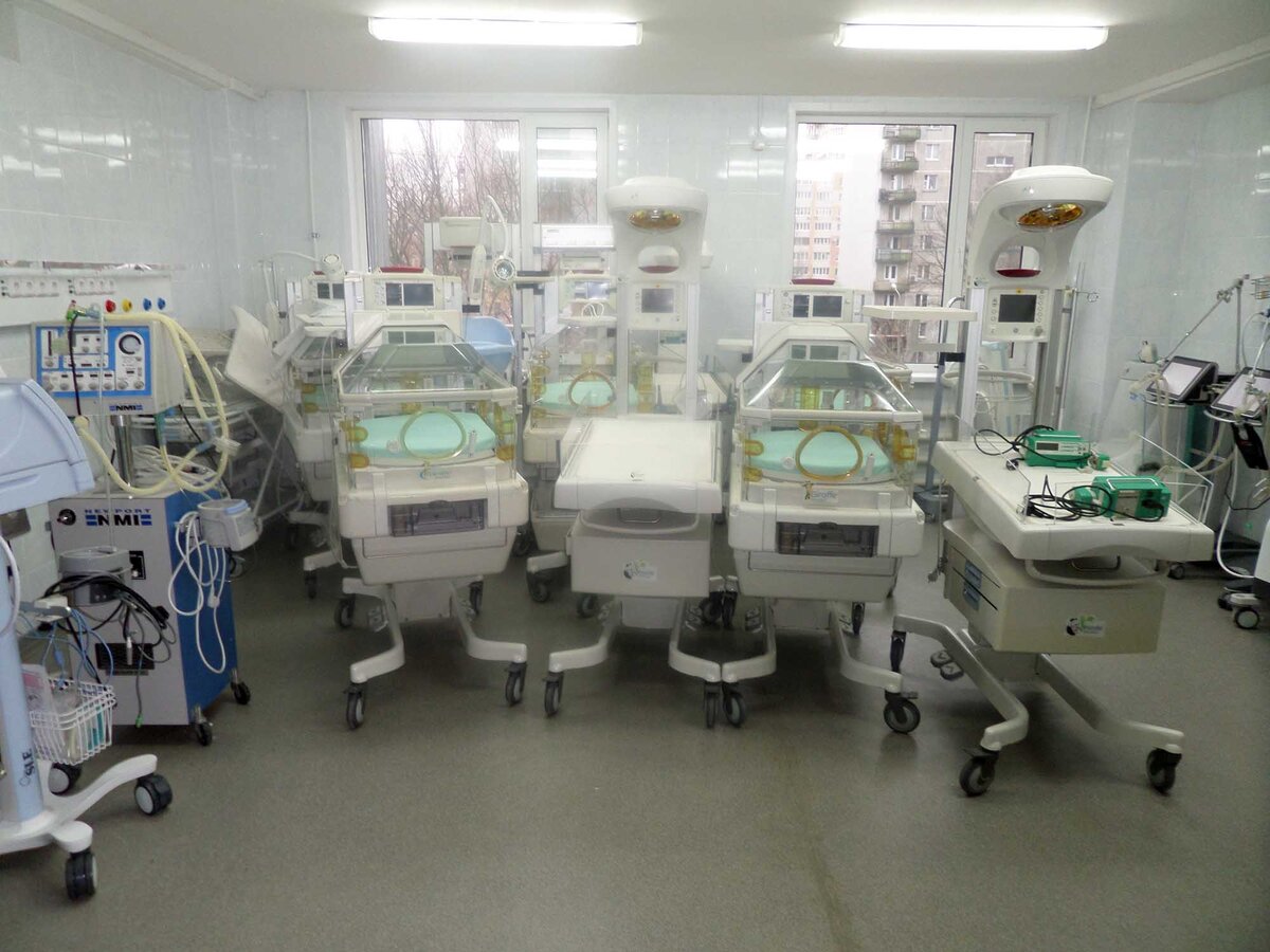 Вот в таких кювезах лежат дети в реанимации 