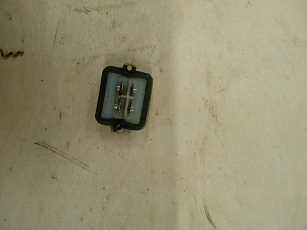 Часть устройства блок фары, сюда подключаем клеммы от блока питания и от лампы накаливания.