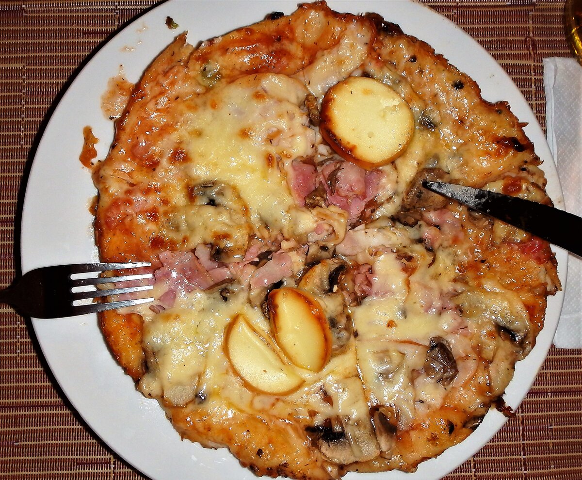 Местная пицца. Фото автора