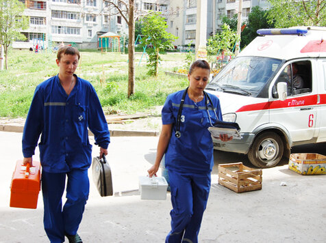 фельдшер скорой помощи. вызвать сотрудников скорой помощи. фельдшерская бригада скорой помощи. фельдшер скорой помощи. фельдшер скорой медицинской помощи.