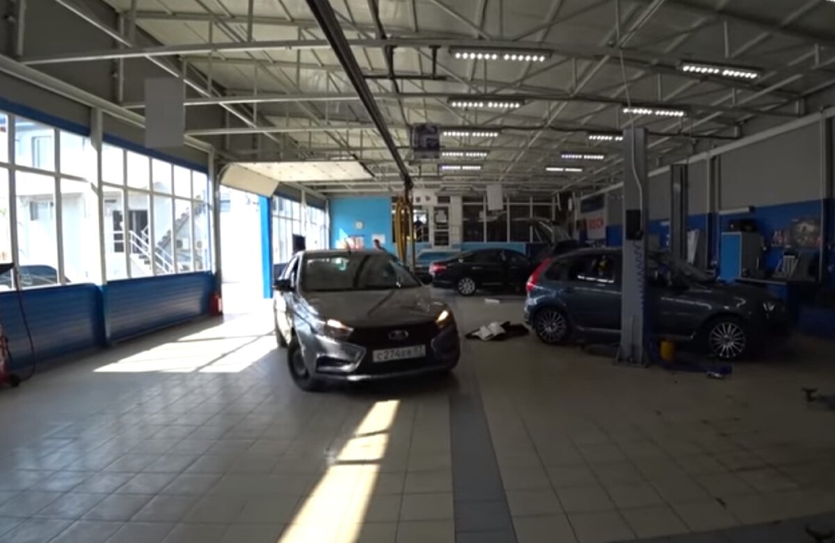 Автомобиль Lada Vesta, проехавший более 500 тыс. км. (листайте несколько фото). Источник фото (скриншота) Youtube канал Руслан Бекоев.