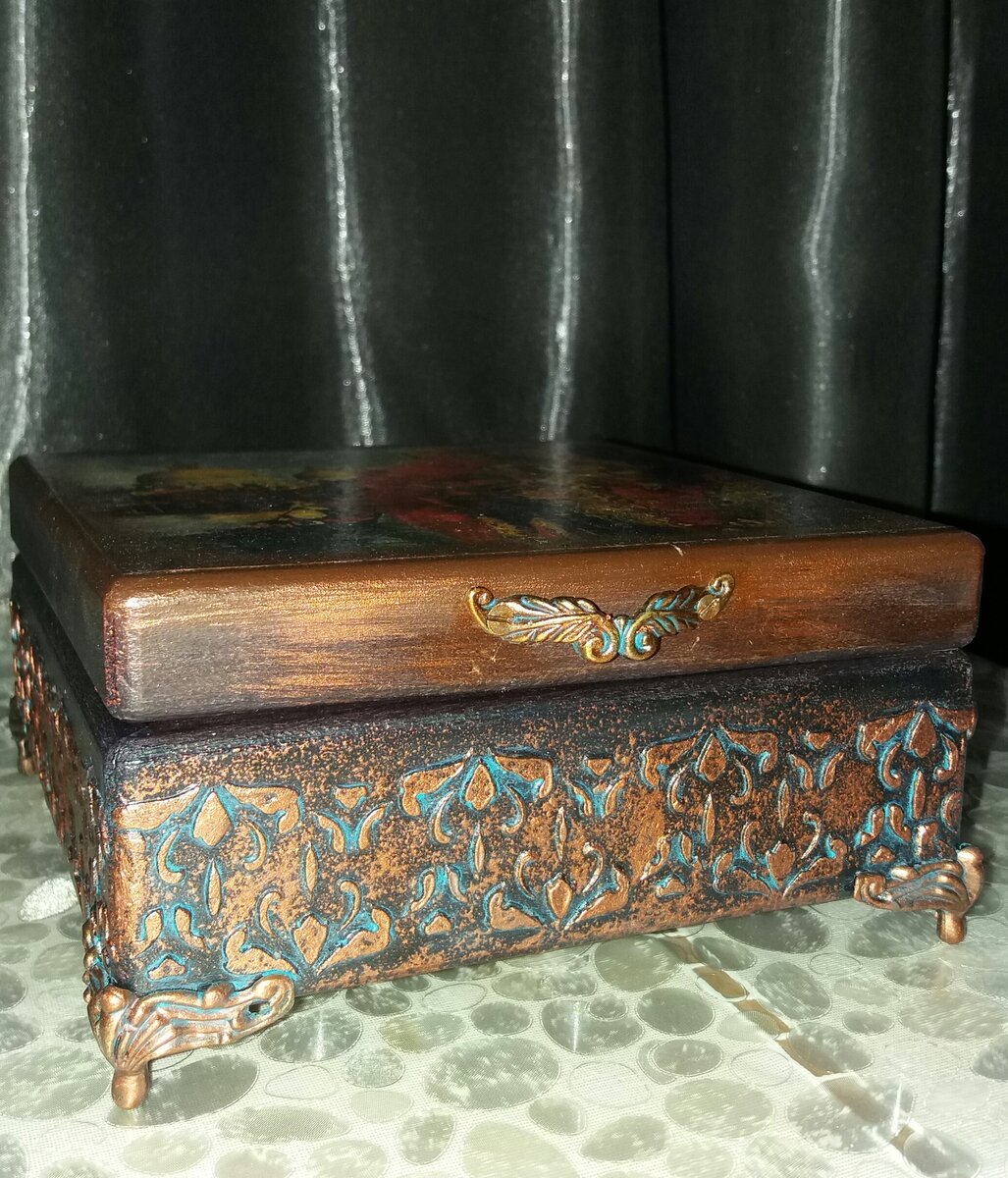 Здесь использовались техники тонирования дерева, объемный трафарет, патина и декупаж