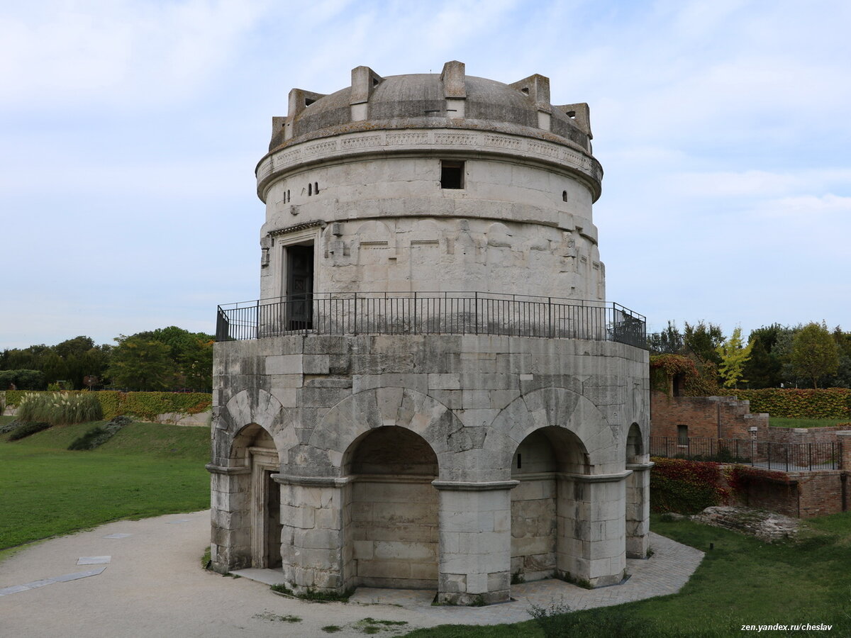 Гробница Теодориха представляет собой двухъярусную постройку из истринского известняка высотой почти 16 метров, сложенную блоков по "сухой" технологии, без применения раствора.  