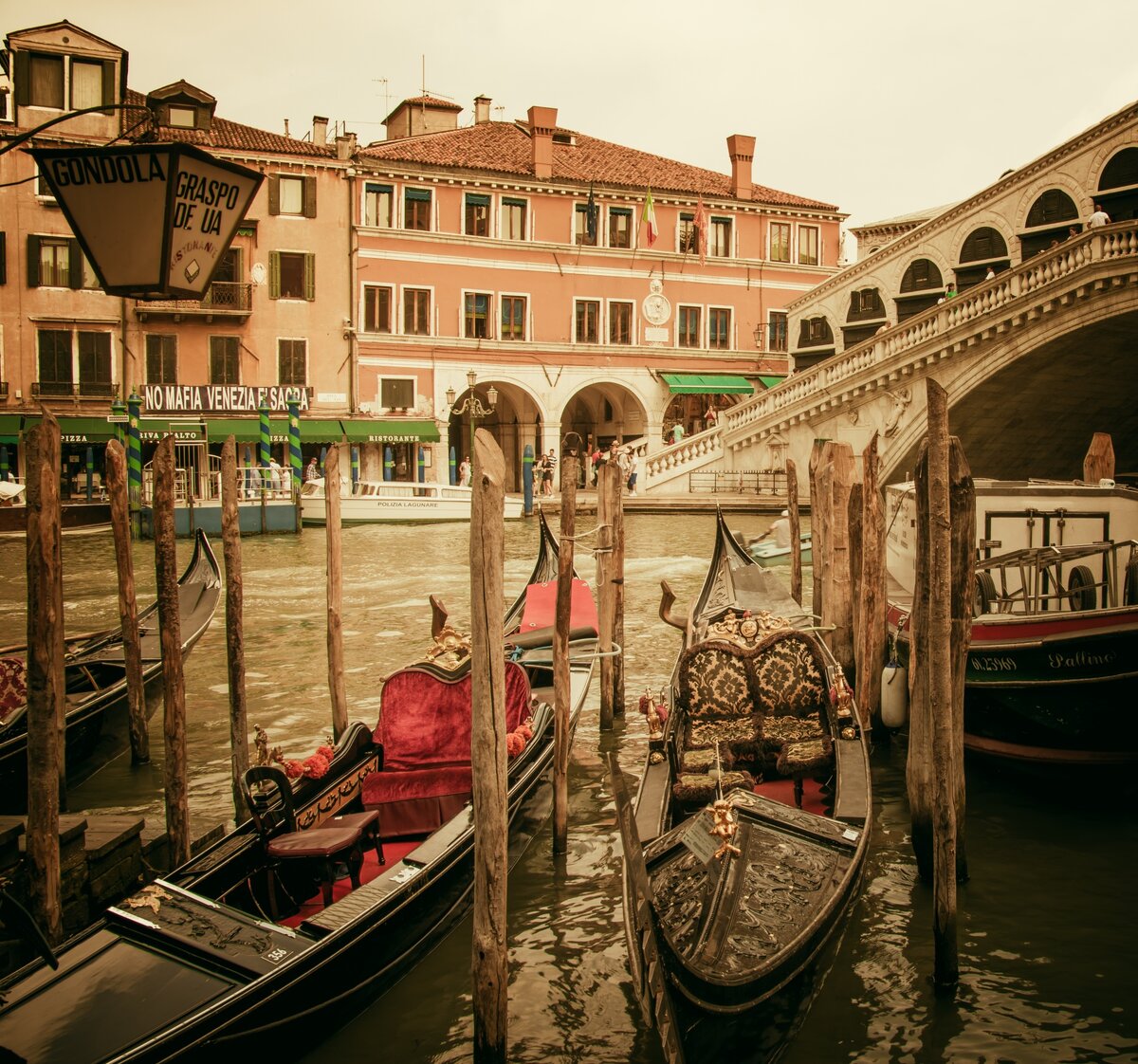 https://www.publicdomainpictures.net/pictures/300000/velka/gondola-in-venice-1563538717j7x.jpg