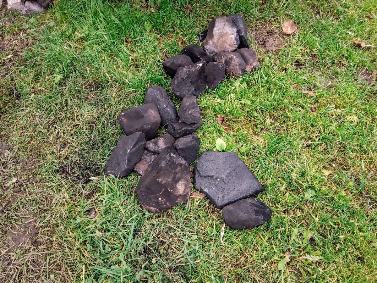 Остатки камней из бани