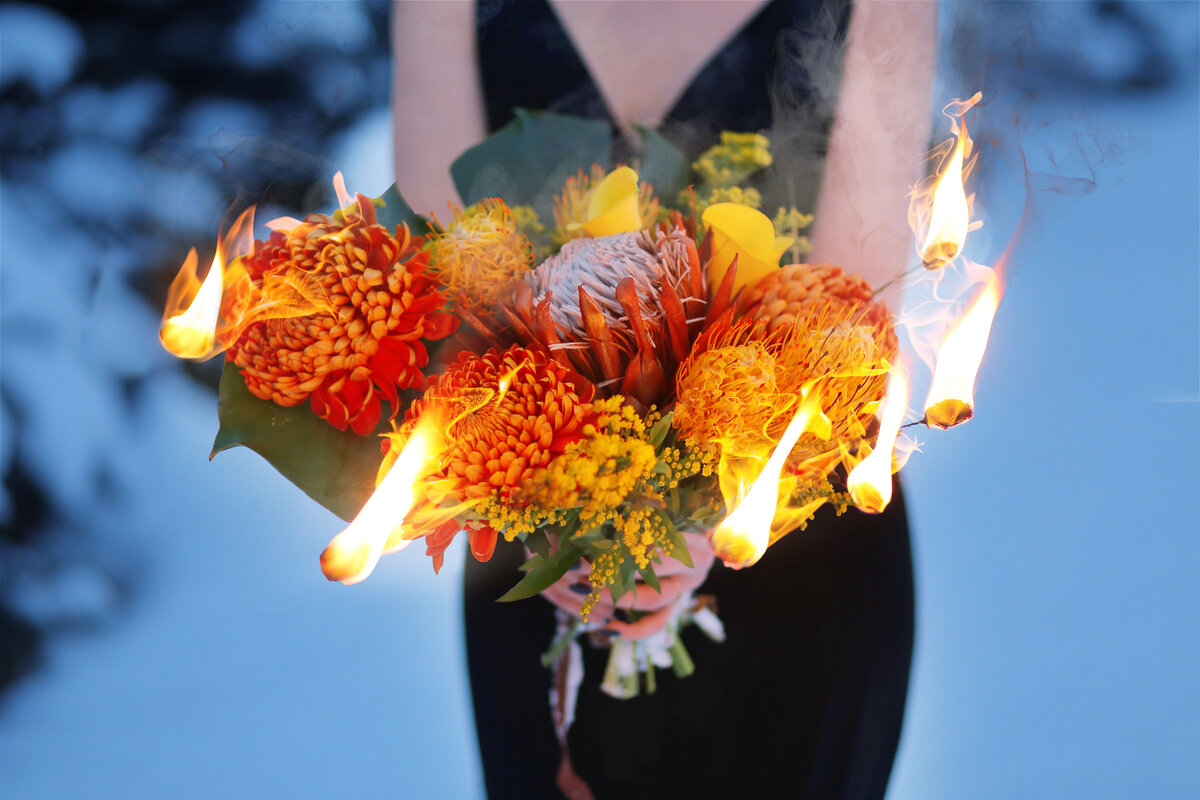 Флорист и модель Анна Михалева. В букете: В букете: каллы, протея, леукоспермум, диантус, кохия, пионовидные розы, хризантемы, солидаго. Фото Мария Березина. Специально для журнала "Redlily. Цветы в жизни"