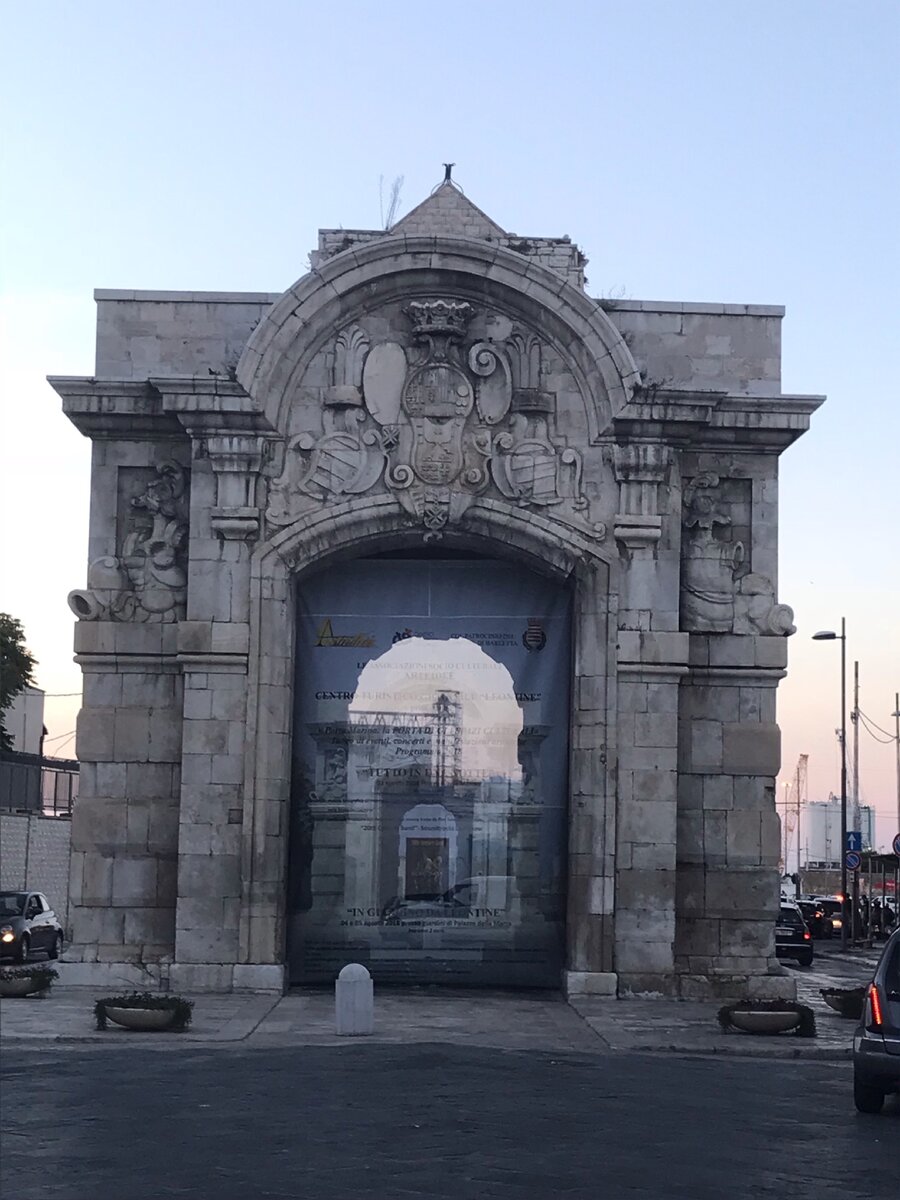 Морские ворота в городе Барлетта.