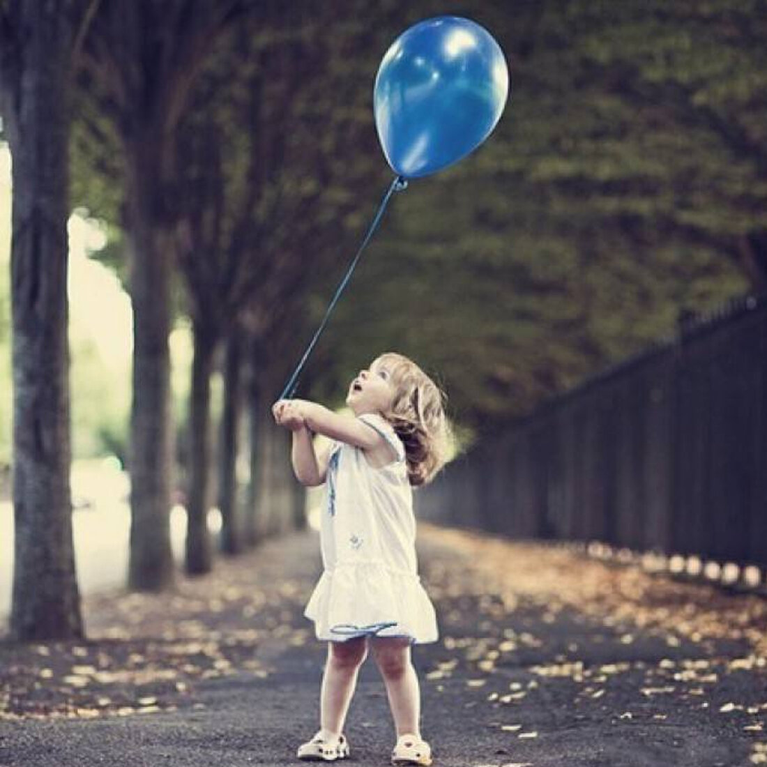 Девочка с шариками. Девочка с воздушным шаром. Дети с воздушными шарами. Маленькая девочка с шариками.