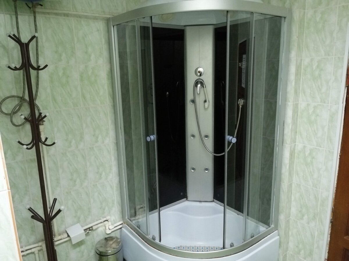 Душевая - на этаже, общая. Но все чисто и опрятно.