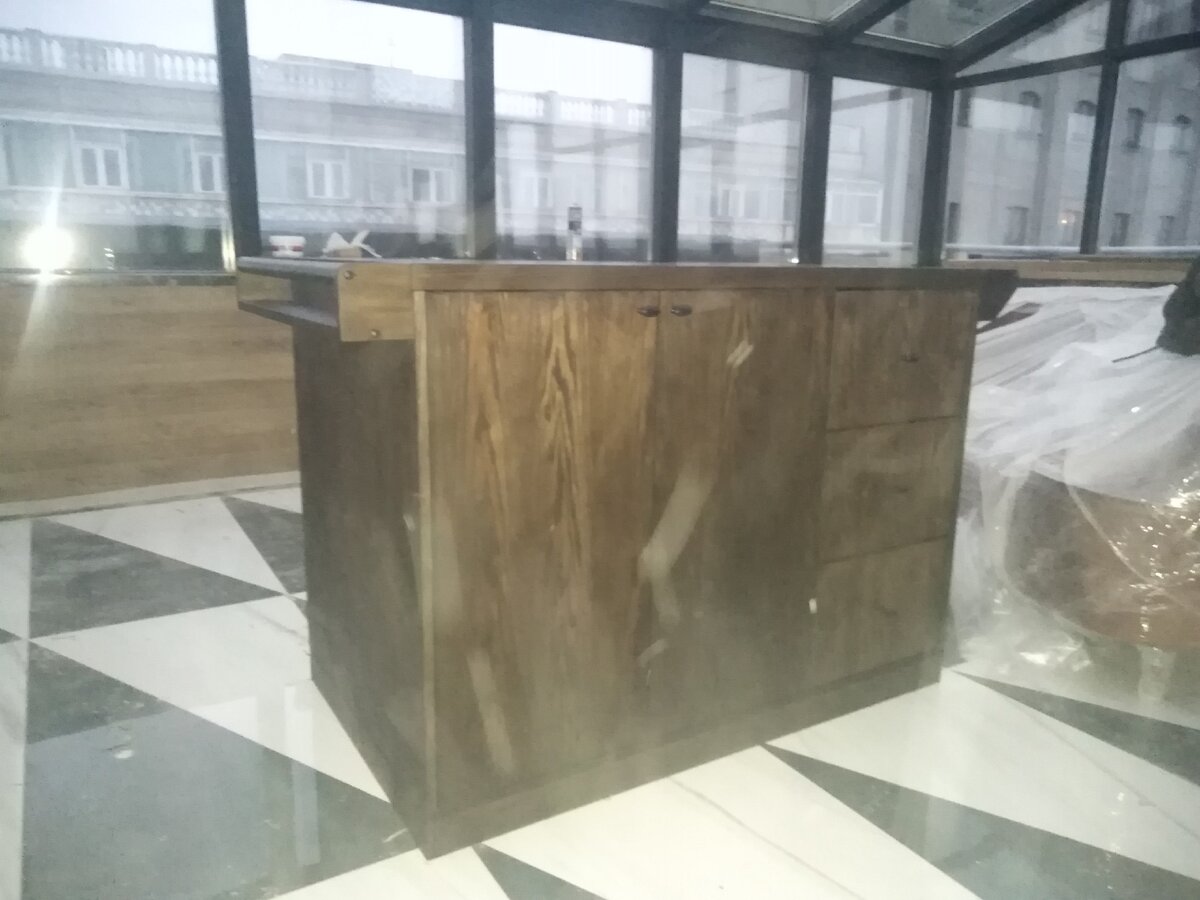 Тумбы со столешницей из массива ясеня для лаундж зоны.