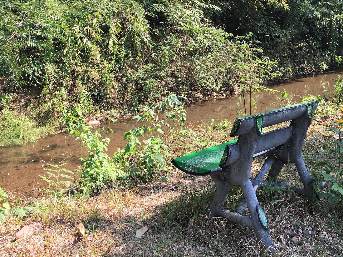 Скамейка для уединения. Можно понаблюдать за речкой, подумать о своем, помедитировать