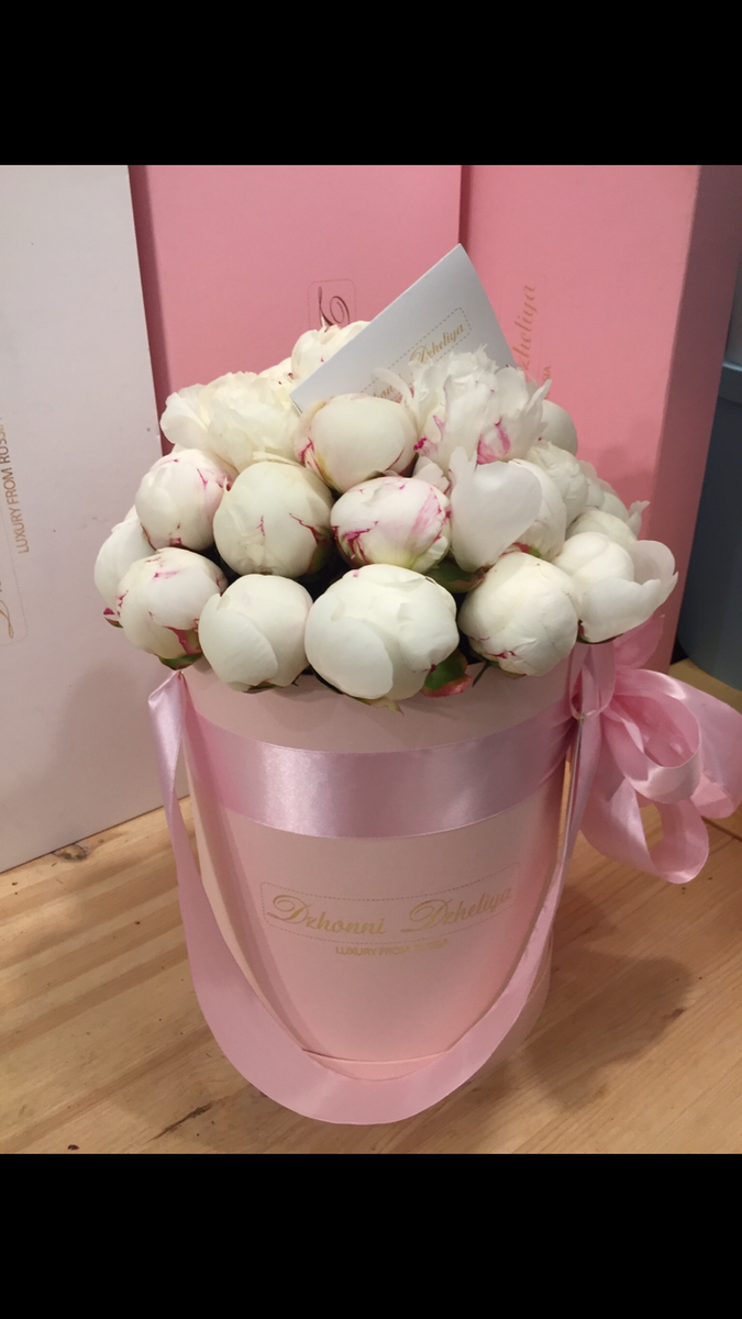 Пионы в коробке от Dzhonni Dzheliya Flowers.