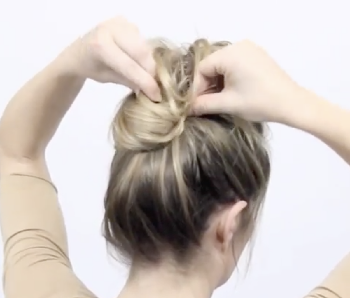 Закрепляем кончик пряди в крабик 