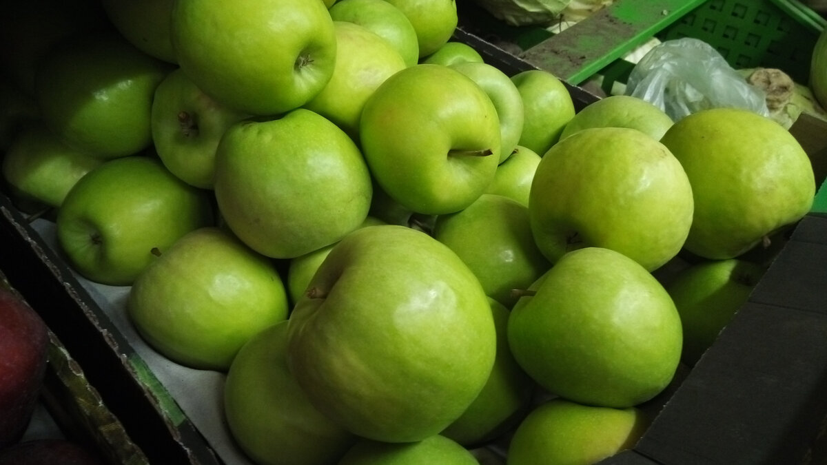 "Грени". Единственный сорт яблок, которые я ем. Остальные берутся только ради шарлотки, компота и т.п., т.к. в сыром виде их есть невозможно.