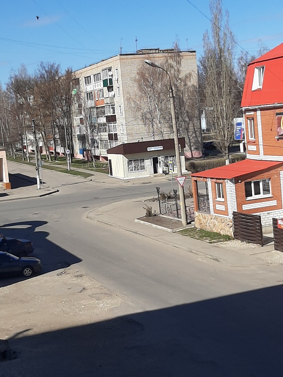 В нормальное время тут люди ходят толпами. 