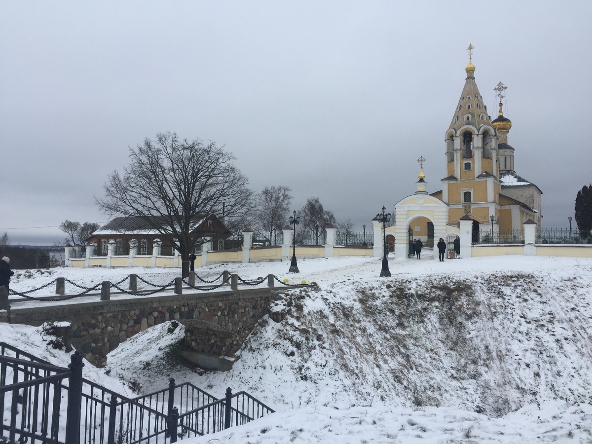 вид на Храм со стороны парковки