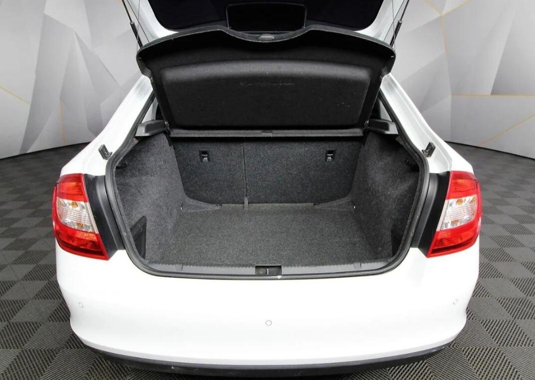 Багажник Рапида в сложенном варианте. Под фальшполом отделение для запаски и инструмента. Справа и слева ниши для масла, незамерзайки и мелочей.