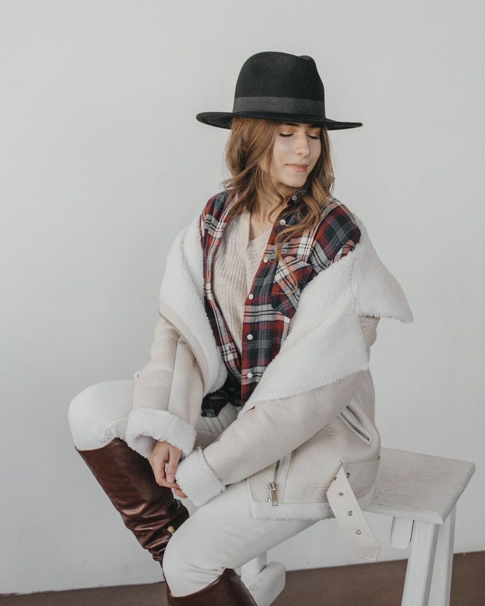 Классическая "фёдора" в черном цвете с курткой - авиатор и длинными сапогами. (листай карусель, чтобы развернуть образ)