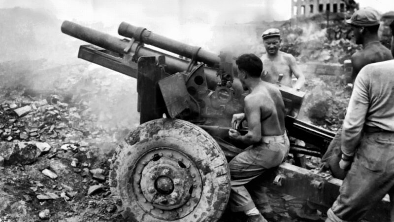 105-мм гаубица М102 ведет артиллерийский обстрел позиций «вьетконга»