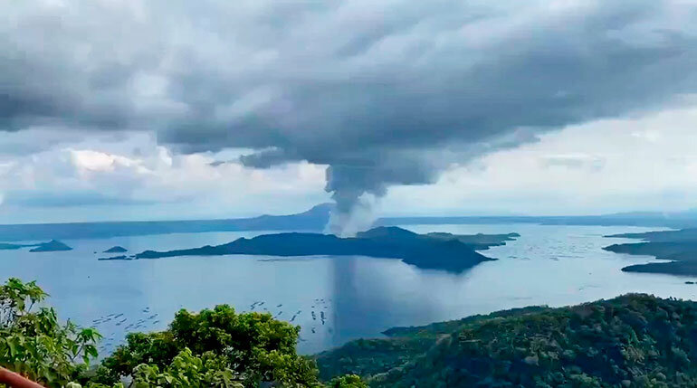 Извержение вулкана Тааль. Фото: youtube.com (Horrific TAAL VOLCANO ERUPTION Philippines, 12 January 2020)