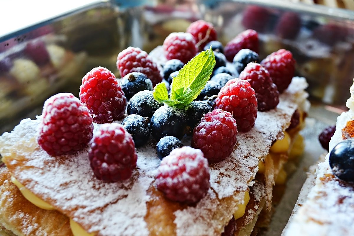 Мильфей (mille-feuille) — французский Наполеон с черешней 🍒