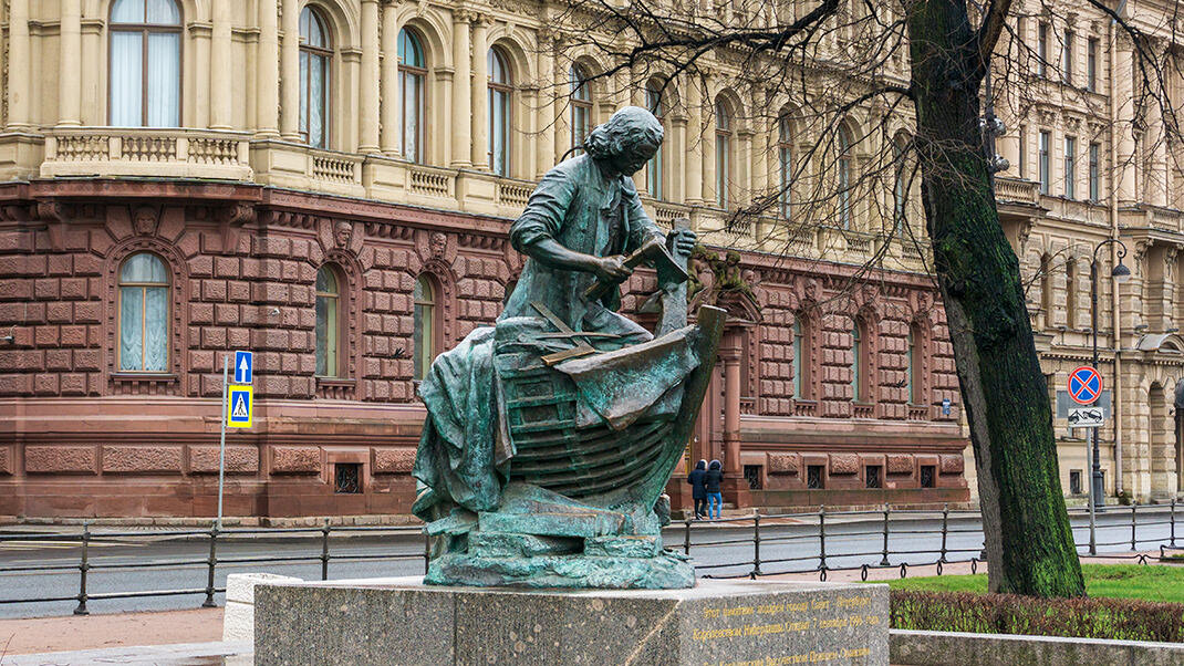 Первые статуи. СПБ памятник Петру 1 на Адмиралтейской набережной. Памятник Петру плотнику на Адмиралтейской набережной. Памятник Петру 1 царь плотник в Санкт-Петербурге. Царь-плотник на Адмиралтейской набережной.