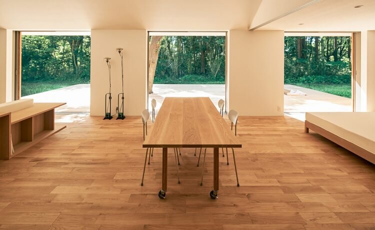 Светлый деревянный пол и белые стены подчеркивают эстетику дома