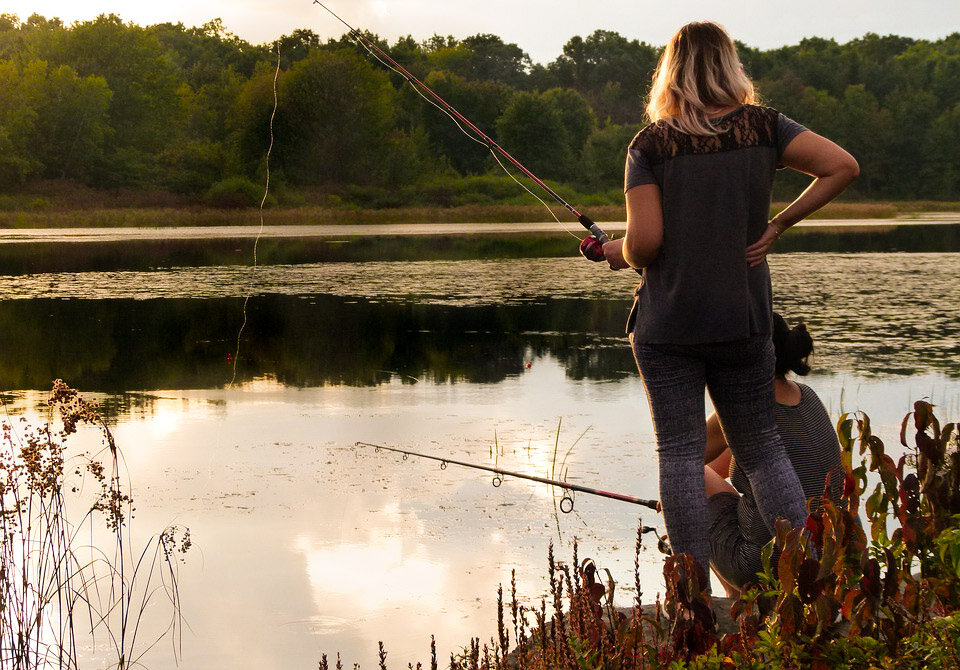 Женщина на рыбалке