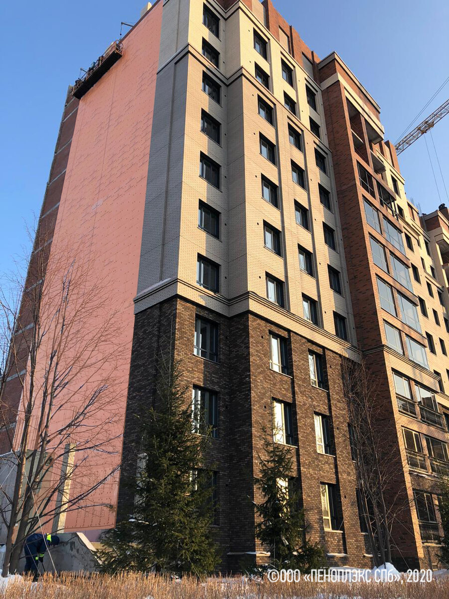 На фото показан дом ЖК «Переулок Бульварный» в Новосибирске, где с помощью ПЕНОПЛЭКС® теплоизолированы фундаменты, стены, кровли и ограждающие конструкции паркинга.  
