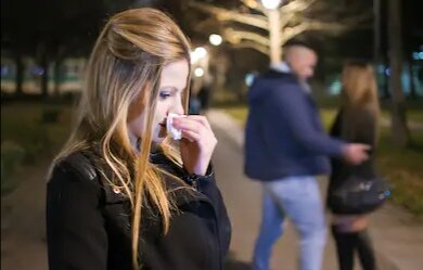 В парке я увидела как мой зять обнимает незнакомую девушку. 