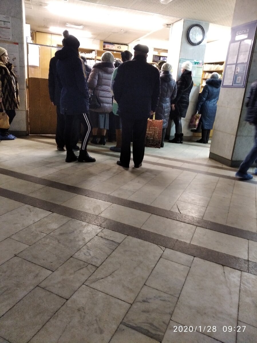 В регистратуру можно сказать очереди нет.