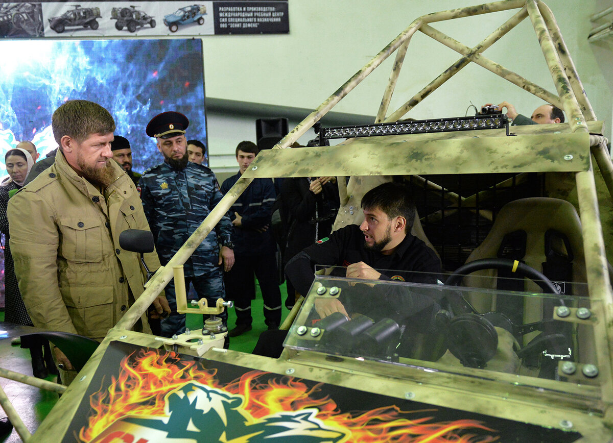 Р.Кадыров осматривает военный автомобиль (https://www.gazeta.ru/auto/)