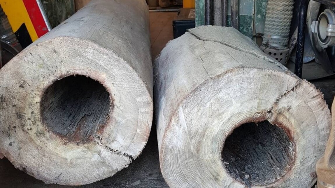 Примерно такие деревянные трубы были в водопроводе того времени. Источник: https://radio1.news/article/v-ivanteevke-obnaruzhili-derevyannye-vodoprovodnye-truby-kontsa-xix-veka-16956