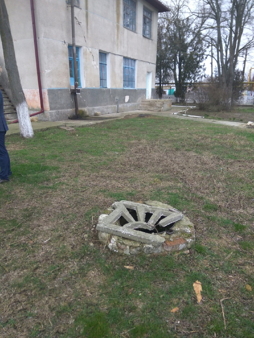 открытый люк на территории садика