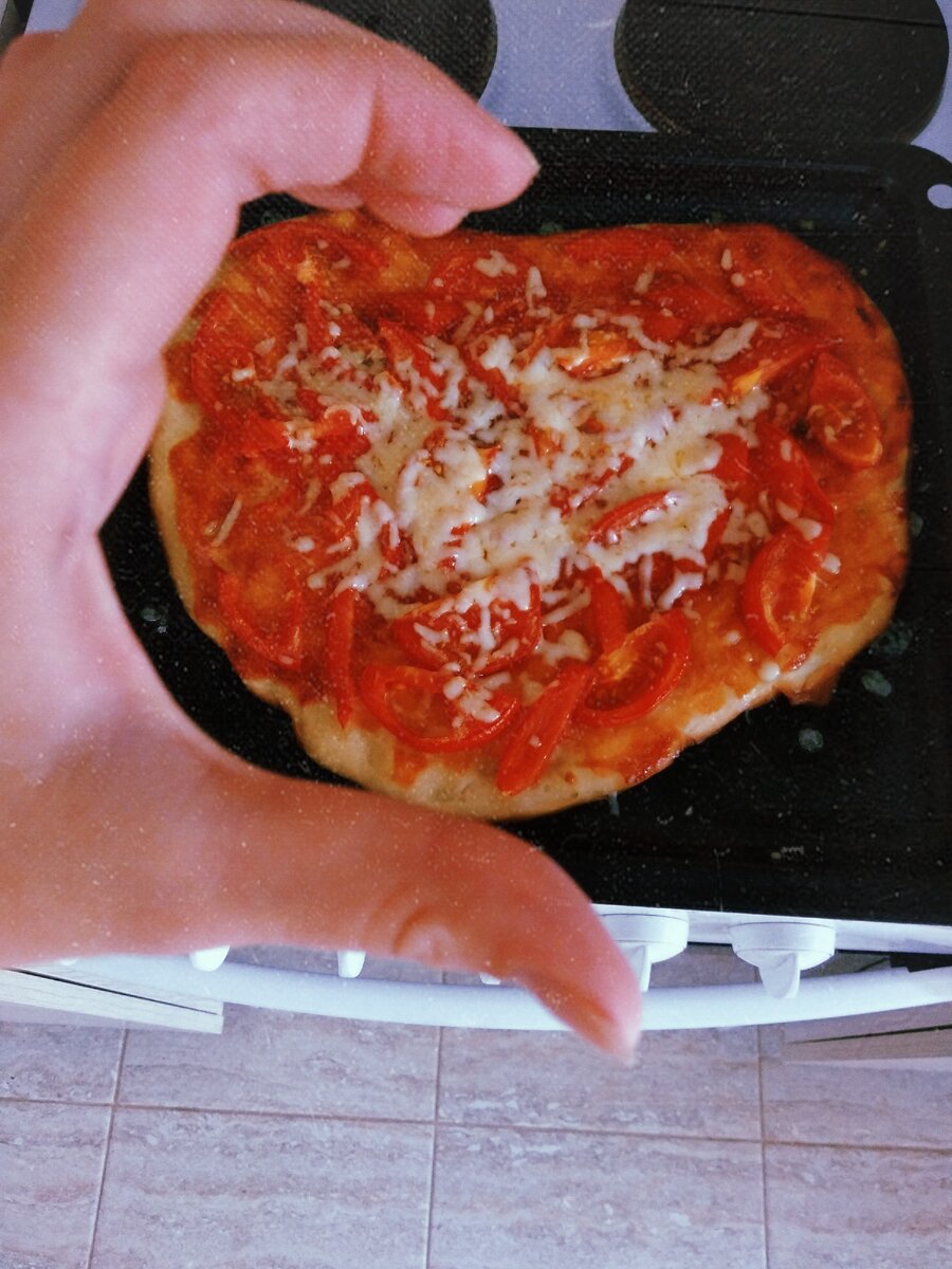 Хочу поделиться с вами вкусным  рецептиком😋. Готовится очень легко и просто.
Для приготовления теста нам нужно:
• 2 яйца
•ч. ложка соли
•ч. ложка соды
• стакан кефира
•масло растительное 2 ст. ложки
Следующий этап - нарезание 🍅 (можно взять 2-3), ещё можно добавить куриное филе, грибы, сосиски, колбаски 😅. Что вам больше всего нравится. 
Затем, как мы все нарезали, можно работать с тестом. Обычно я беру кетчуп и майонез. Смазываю тесто, кидаю нарезку и в духовку. Все, весь процесс почти закончен. По времени у меня обычно готовиться 25-30 минут. В завершении я натераю сыр, и обратно в духовку. 
Готово!
Приятного аппетита 😊