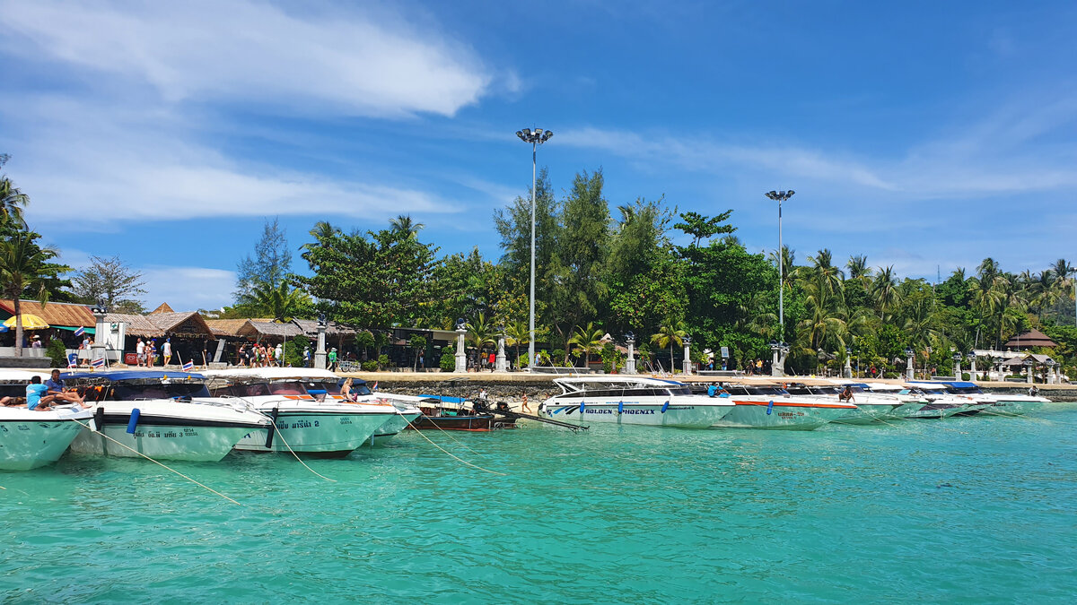 Подошли на катамаране высадиться, погулять, заправиться и прочее. Вид на набережную