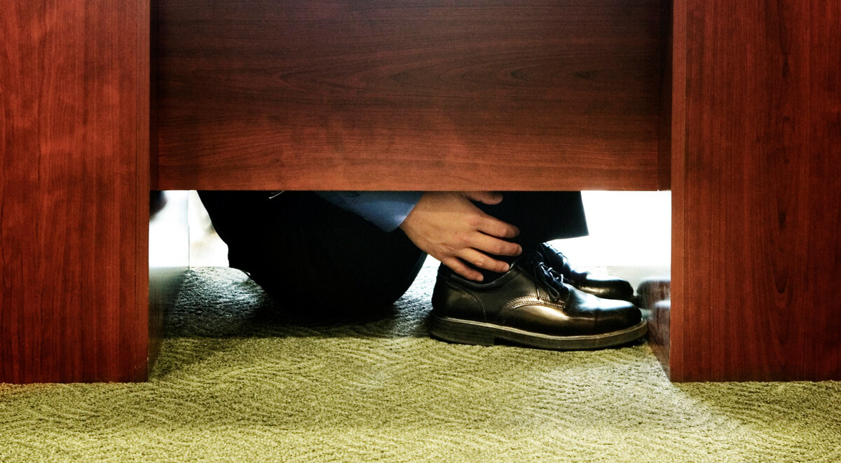 Человек под столом