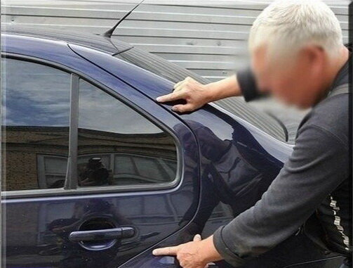 Эту дверь скорее всего снимали для покраски или меняли (разная толщина зазоров)