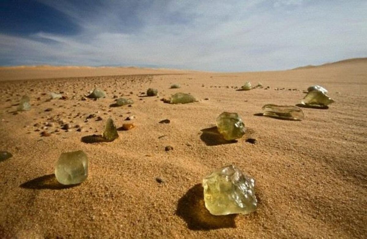 Что находили в пустыне. Стекло пустыни Атакама. Море эрг пустыня Ливии. Камни в пустыне. Каменная пустыня.