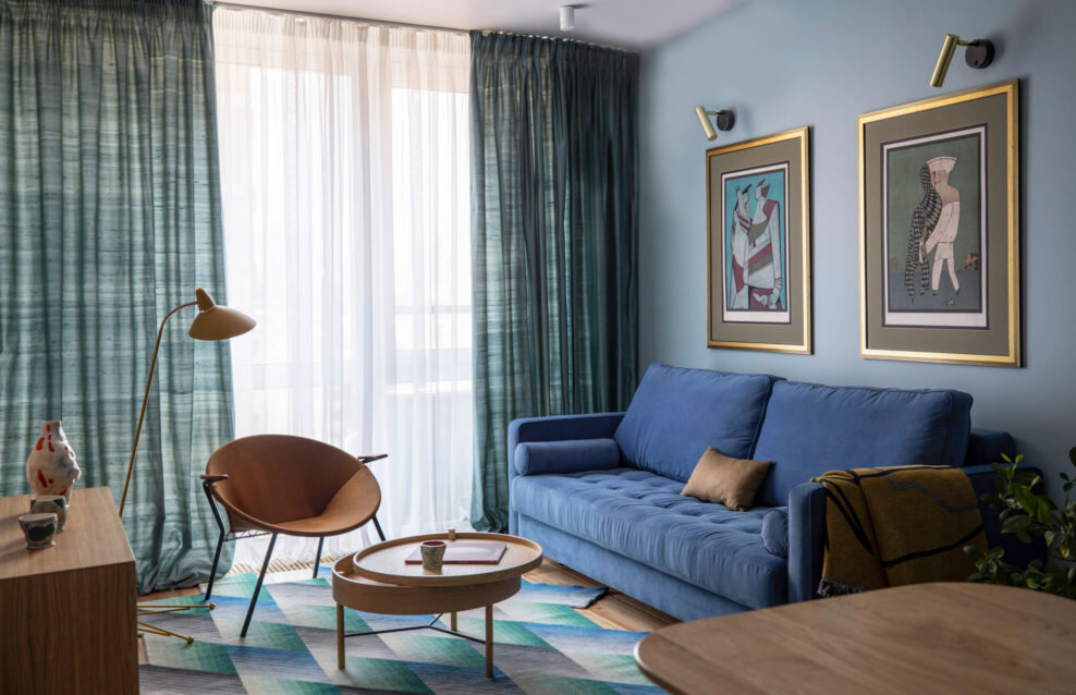 Гостиная. Картины Михаила Шемякина, “Карнавалы Санкт-Петербурга”, 1976. Ковер, Gan Rugs, по дизайну Патриции Уркиолы; журнальный стол, Menu; кресло и лампа, Warm Nordic; диван, Sophie Décor; краска на стенах, Little Greene, Manders.