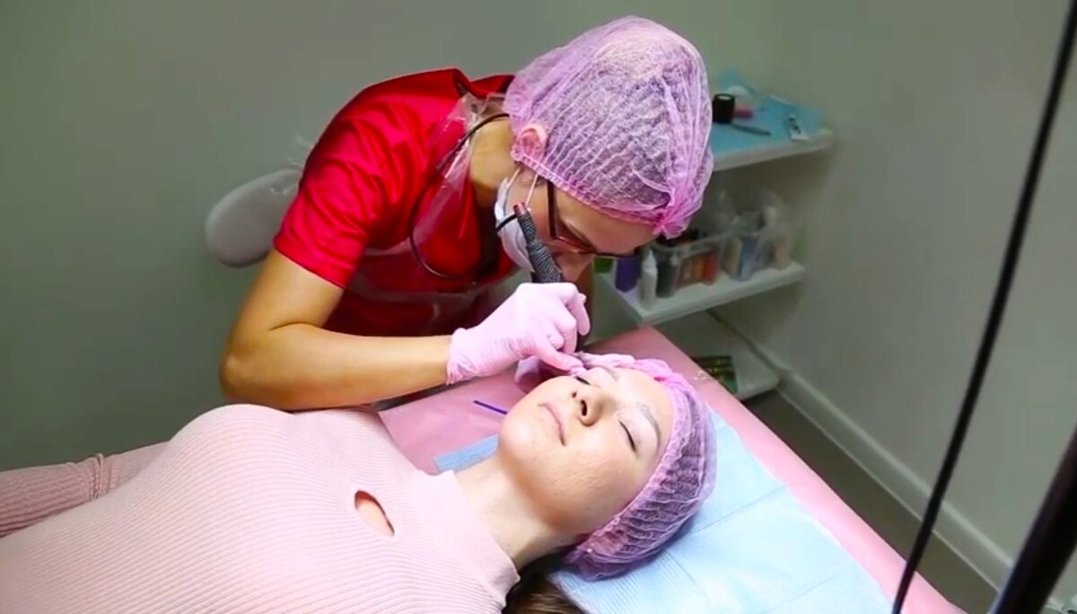 Процедура коррекции перманентного макияжа