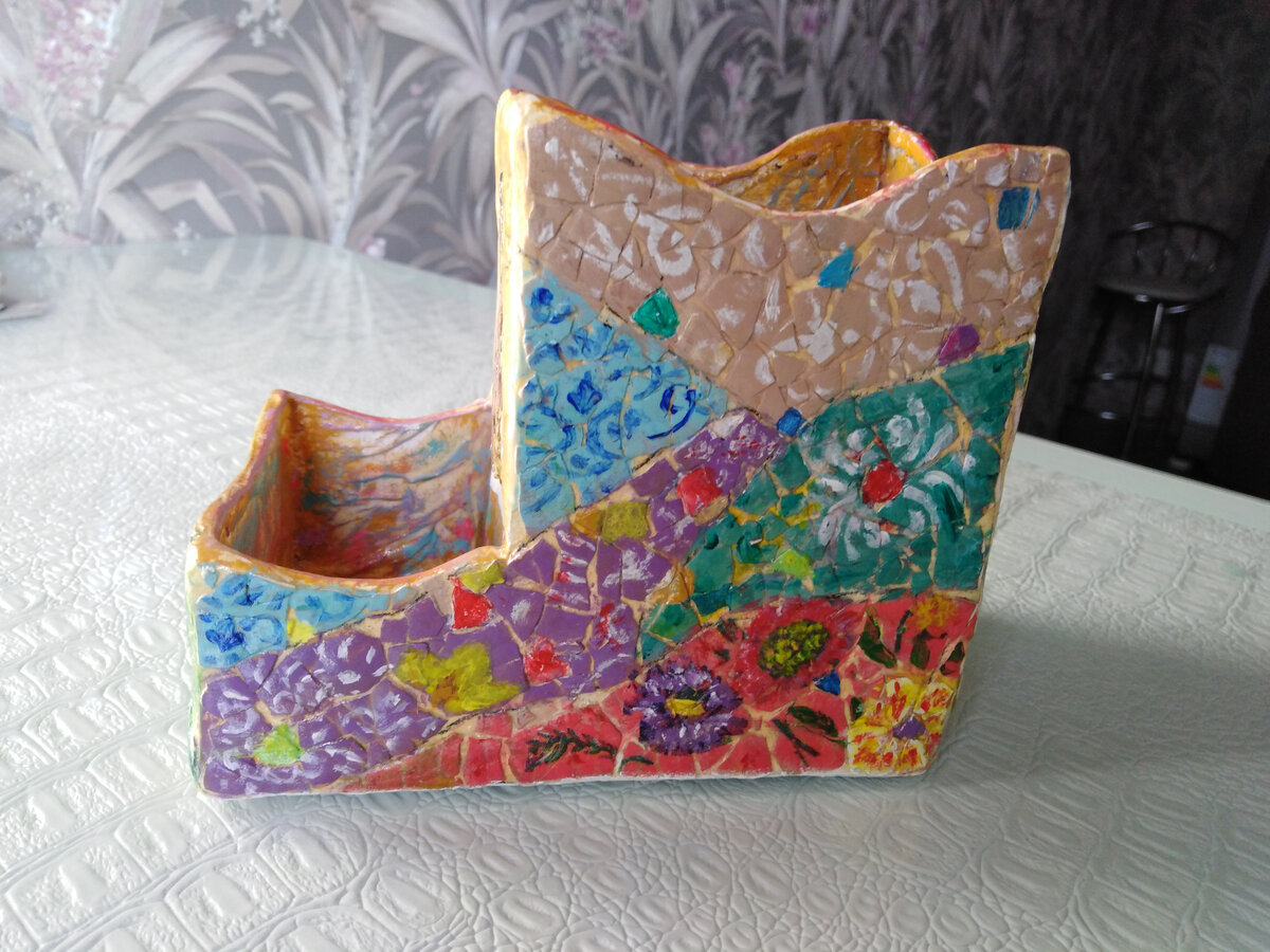 Этот органайзер обклеен яичной скорлупой, покрашен и расписан