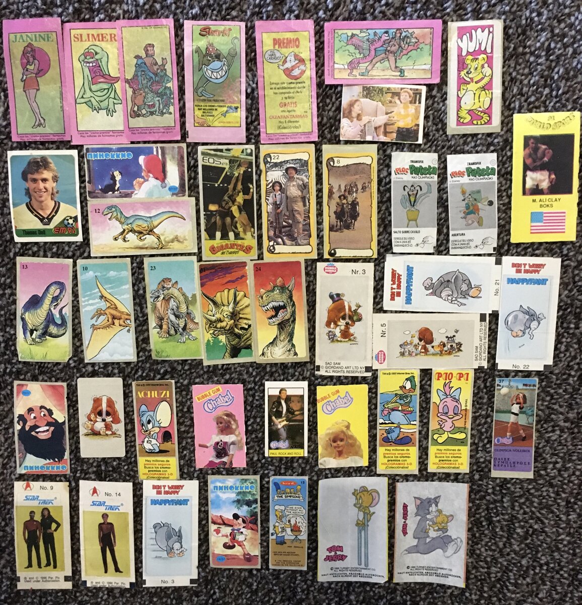  Для девочек же ценными были наклейки и переводилки - аналог тату, но, конечно, переводили только задвоенные экземпляры, потому что ценность каждой картинки не позволяла с ней так легкомысленно обращаться.