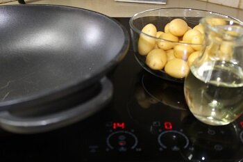 Для начала картофель хорошенько моем щеткой и обсушиваем. Сковороду с глубоким дном нагреваем вместе с растительным маслом. В горячее масло добавляем картофель и жарим его на высоком огне под крышкой постоянно помешивая до золотистого цвета и готовности (проверяем на мягкость вилкой ножом или лучиной) . Процесс приготовления длится от 10 до 20 минут. Зависит от сорта картофеля, его, извините, возраста и размера.