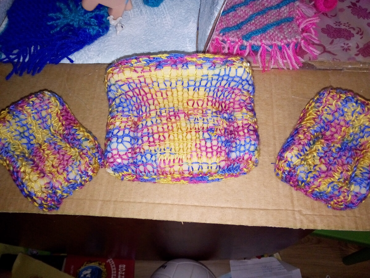 мой комплект вязанной мебели для Барби, диван и два кресла