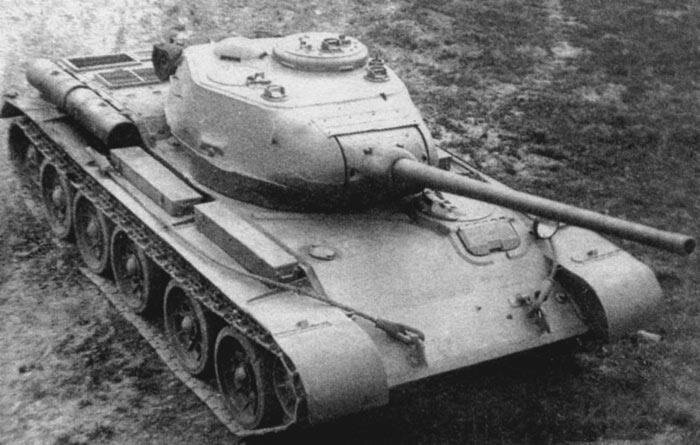 
Танк Т-44.
Работа над созданием оригинального Т-34 велась под руководством Михаила Кошкина с 1937 года. В 1939 году первый опытный образец был готов, и вскоре танк запустили в серийное производство. Идея о модификации Т-34 была предложена высшему руководству сразу же после смерти создателя в 1940 году.
Проект получил название Т-34М. В модифицированной версии танка планировалось кардинально изменить ходовую часть, бронирование, башню и улучшить вооружение. Однако в последний момент проект отклонили из-за внезапно развернувшейся войны. Впрочем, в 1942 году работа над Т-34М все же началась и завершилась в 1944 году. Это был тот же Т-34М только вышел он под другим названием — Т-44.
